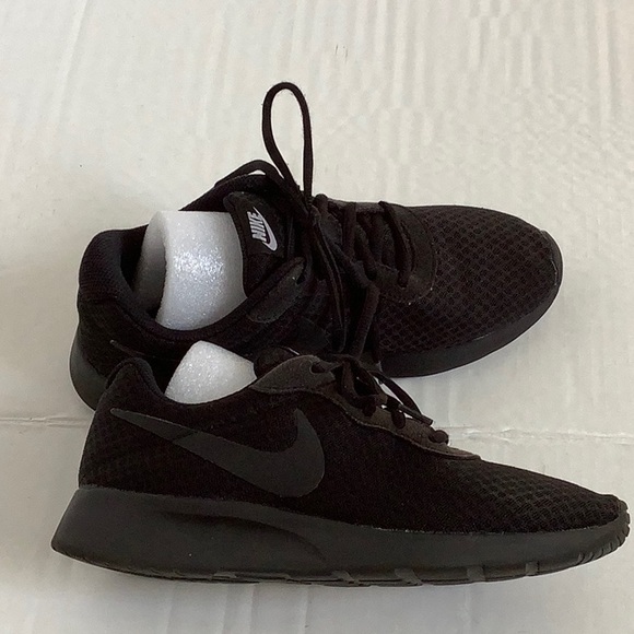 Nike Women’s Tanjun Sneaker Running Shoes Black/ black US: 7 - Picture 5 of 6